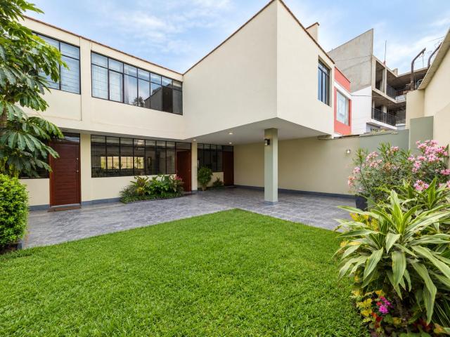 CASA AMPLIA EN ZONA TRANQUILA DE 5 DORMITORIOS Jirón Juan de La Torre
