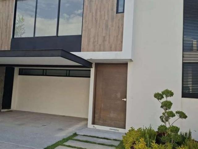 Casa amplia en privada con amenidades