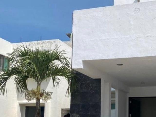 Casa amplia en privada