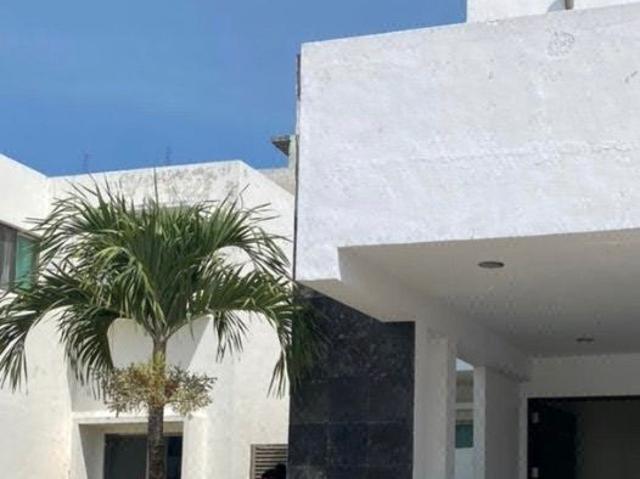 Casa amplia en privada