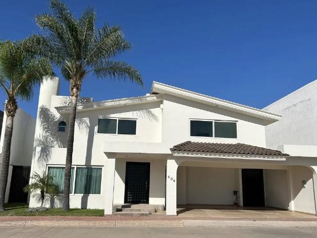 Casa amplia en renta en fraccionamiento hacienda santa fe |