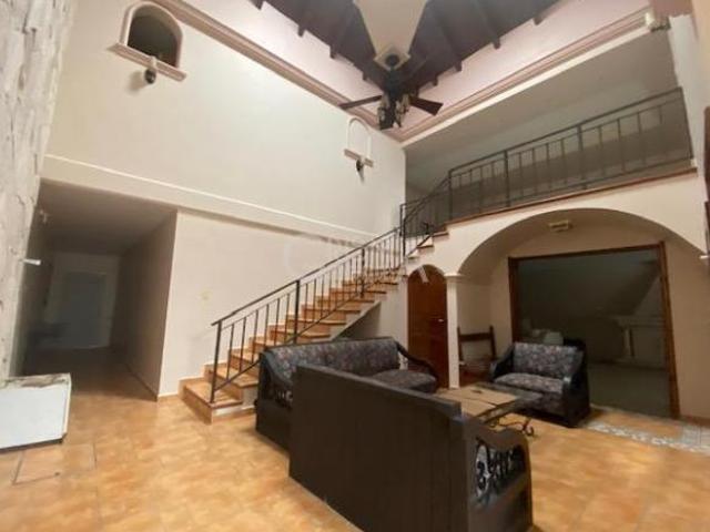 CASA AMPLIA SEMIAMUEBLADA EN RENTA EN COL. JARDINES DE TUXPAN