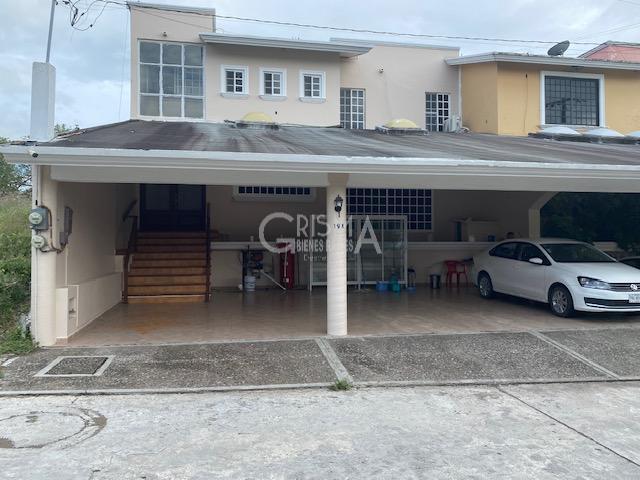 CASA AMPLIA SEMIAMUEBLADA EN RENTA EN COL. JARDINES DE TUXPAN