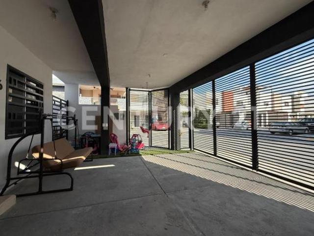 Casa ampliada en venta en esquina con excedente Palmas Diamante, San Nicolás NL