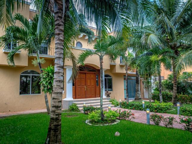 CASA AMUEBLADA 4 RECAMARAS CON ALBERCA Y JARDIN EN CANCUN