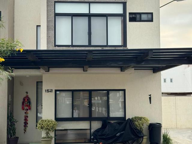 CASA AMUEBLADA $6,400,000 EN FRACC. PORTOVELA. JARRETADERAS. NAYARIT. EN ESQUINA