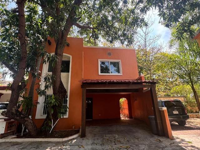 Casa Amueblada con Paneles Solares en Renta en Privada en la Garcia Gineres