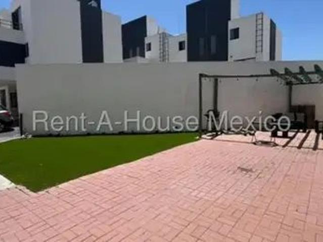 Casa Amueblada De 3 Niveles Unicada En Esquina Con 3 Recámar