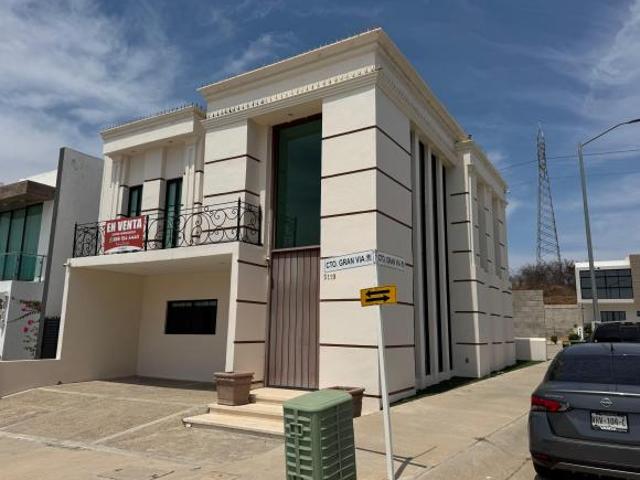 Casa Amueblada en Esquina en Coto Platino | 3 Recámaras
