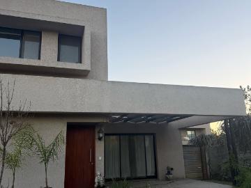 Casa amueblada en alquiler en barrio cerrado