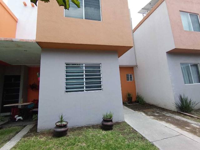 CASA AMUEBLADA, EN COTO PRIVADO CON ALBERCA