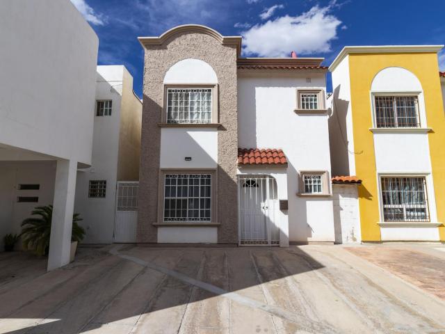 Casa amueblada en Fraccionamiento Las Aldabas a dos minutos de Campos Eliseos