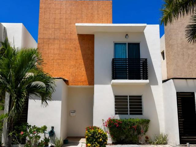 Casa amueblada en fraccionamiento Real del Sol con habitacion y ba?o en planta baja
