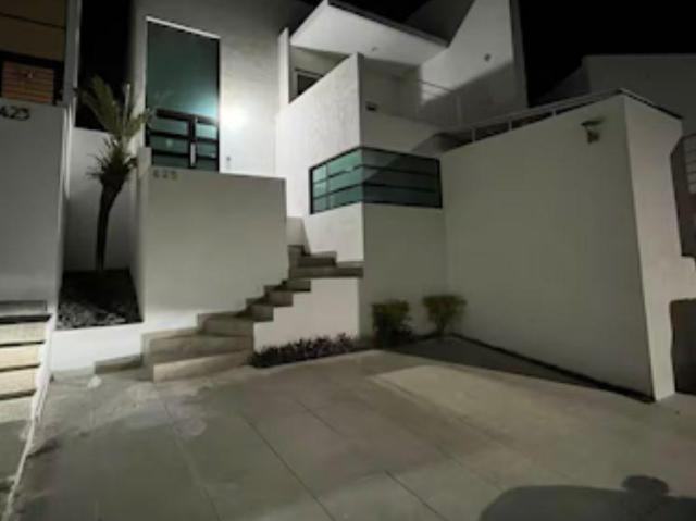 Casa Amueblada en Lomas del Refugio con 2 Rec?maras y cochera 2 autos