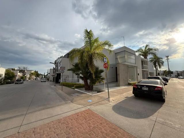 CASA AMUEBLADA EN RENTA AL NORTE EN SANTO DOMINGO RESIENCIAL
