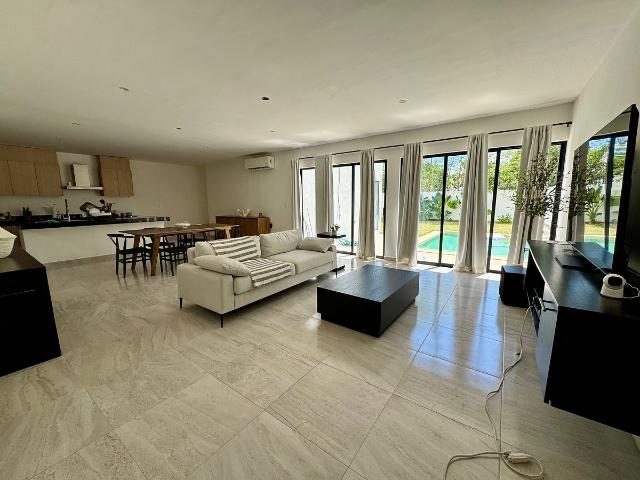 casa amueblada en renta con piscina y amplio jardín y recámara en planta baja