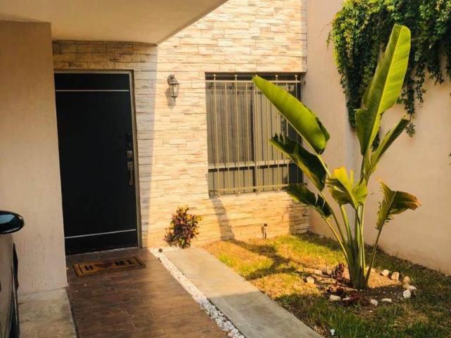 Casa Amueblada en Renta de 2 pisos en las Americas