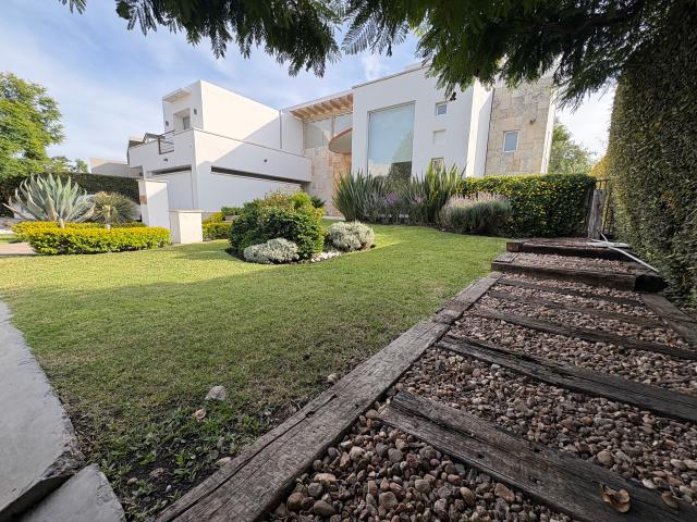 CASA AMUEBLADA EN RENTA EN EL CAMPANARIO