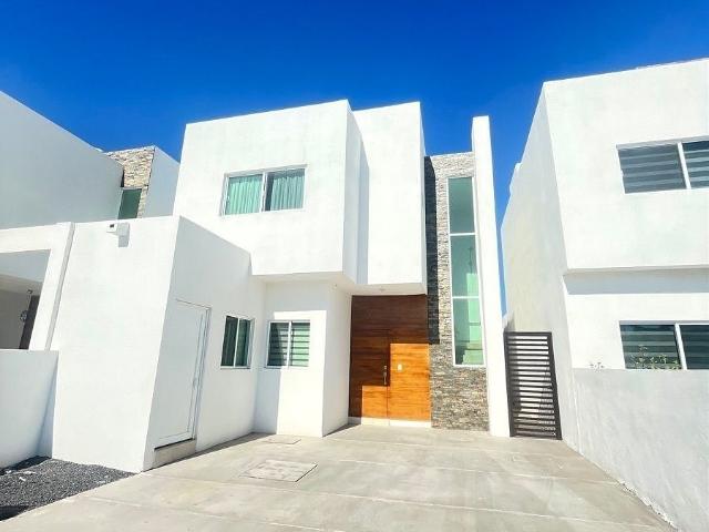 Casa amueblada en RENTA en Fracc Privado frente al parque