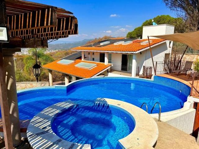 CASA ÁNGELES DE DOS NIVELES, CON ALBERCA Y JACUZZI CLIMATIZADO, EXTENSO JARDÍN, AMUEBLA Y EQUIPADA