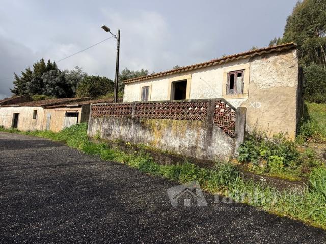 Casa antiga, adega, arrecadações e terreno Alcobertas, Rio Maior
