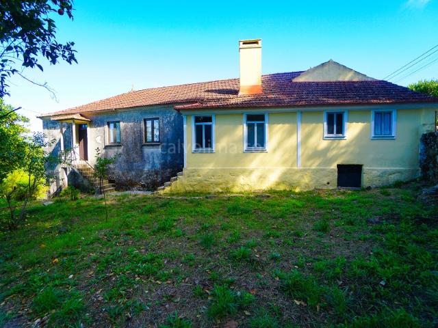 Casa antiga, com 4206 m² de terreno, para restaurar, em Ganfei, Valença