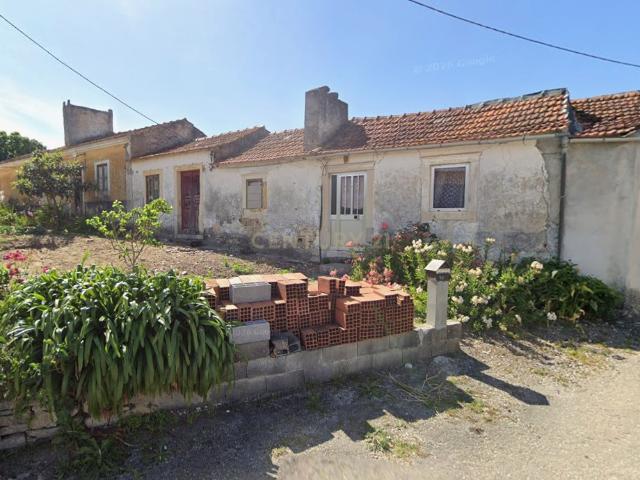 Casa antiga com jardim e logradouro privado para reconstrução em Sobral, Borda do Campo