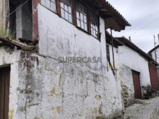 Casa antiga com pátio garagem e anexos