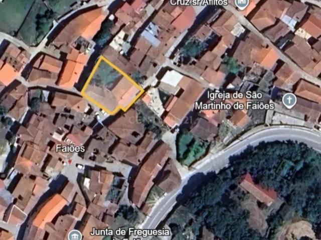 Casa antiga com pátio garagem e anexos