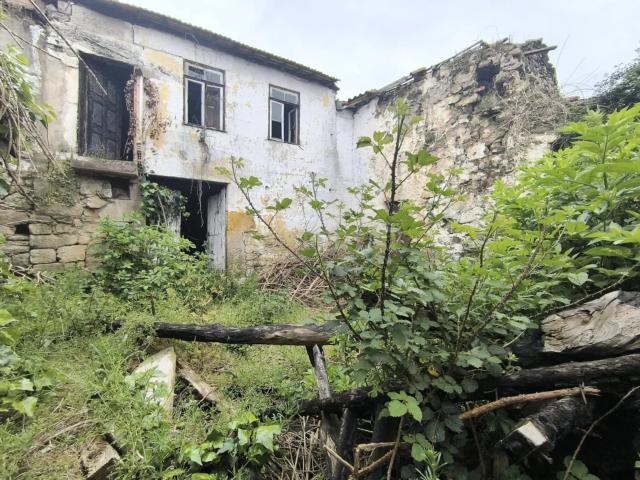 Casa antiga com pátio garagem e anexos