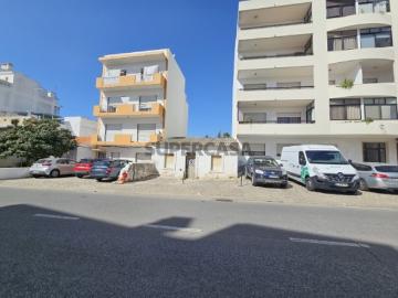 Casa antiga com projeto aprovado para Moradia v3+1 em Loulé