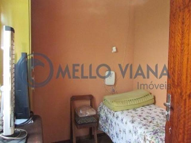 Casa antiga de 03 quartos, local privilegiado em São Lourenço MG