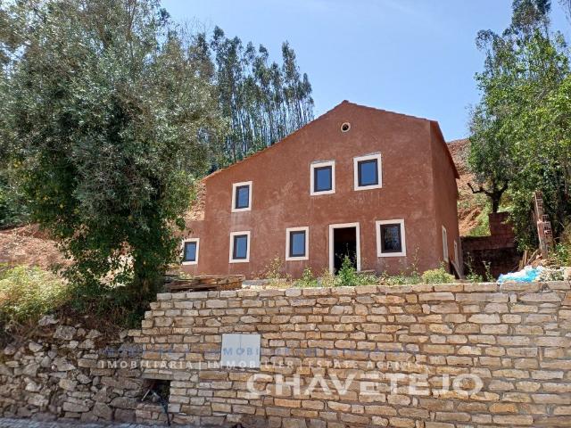 Casa antiga de pedra parcialmente renovada, T3, no caminho d. 84m² Alvaiázere