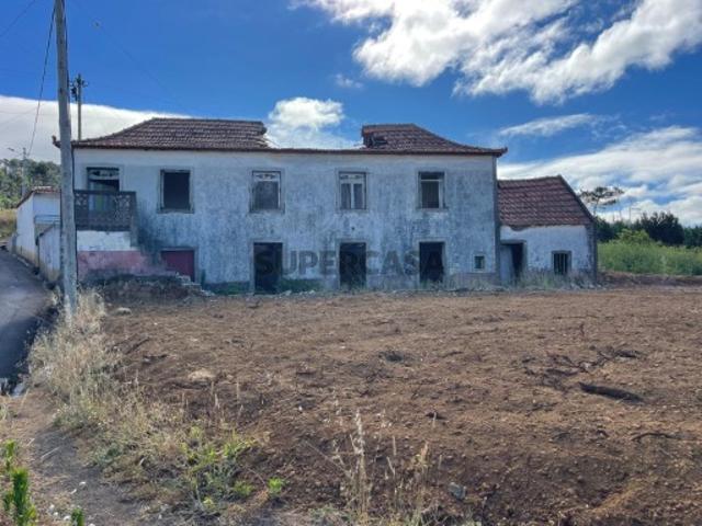 CASA ANTIGA EM PEDRA BASÁLTICA, PARA REMODELAÇÃO