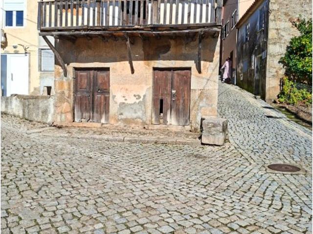 Casa Antiga em Pedra com Grande Potencial na Aldeia do Telhado