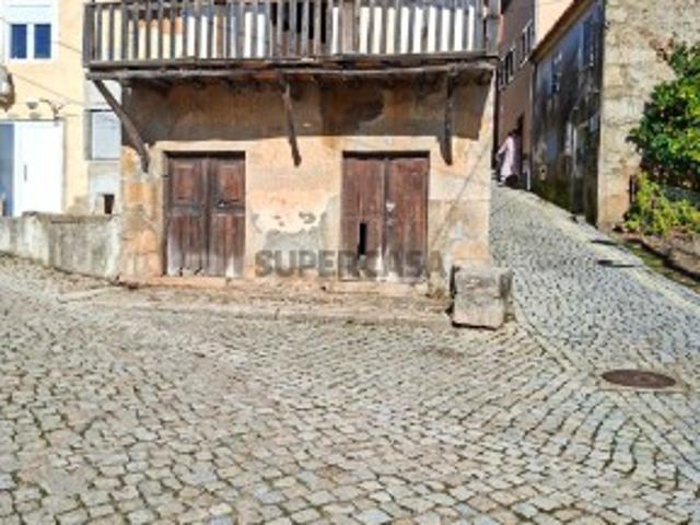 Casa Antiga em Pedra com Grande Potencial na Aldeia do Telhado