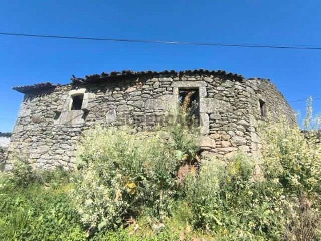 Casa antiga, em pedra de granito, com terreno, poço e árvores de fruto