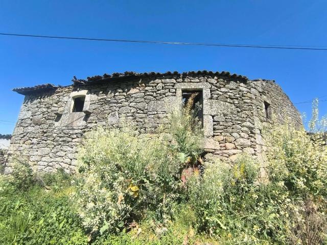 Casa antiga, em pedra de granito, com terreno, poço e árvores de fruto