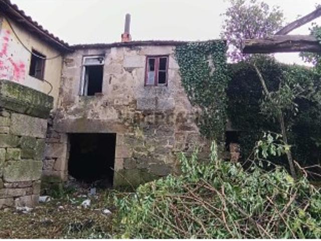 Casa antiga em pedra de granito com jardim murado