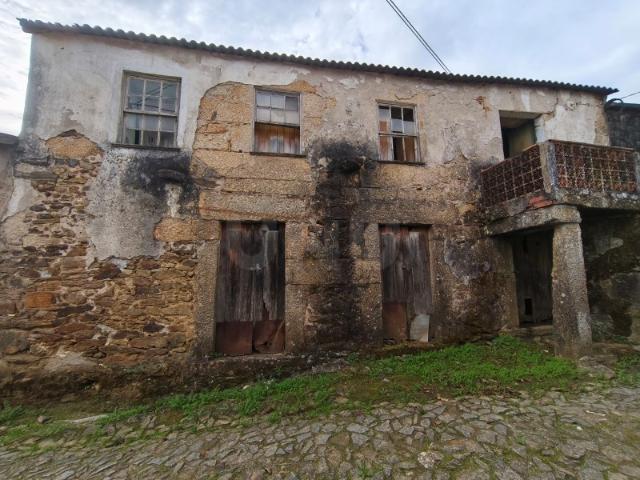 'Casa em Pedra para Recuperar | Perto de Sátão | Elevado Potencial'