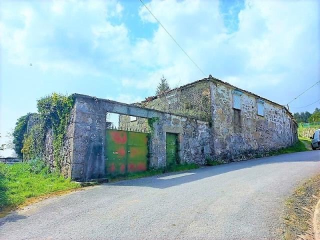 Casa antiga em pedra para restauro em Padornelo
