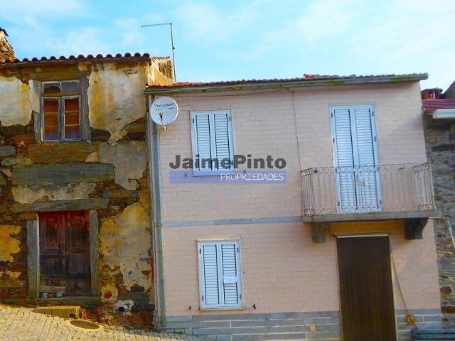 Casa antiga em Poiares, F. E. à Cinta. Portugal, Bragança, F. E. à Cinta, Poiares
