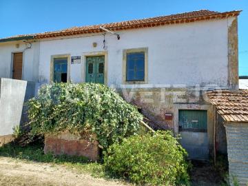 Casa antiga geminada para reabilitar a 10m de Ferreira do Zêzere