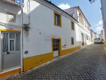 Casa antiga no centro de Vila Viçosa