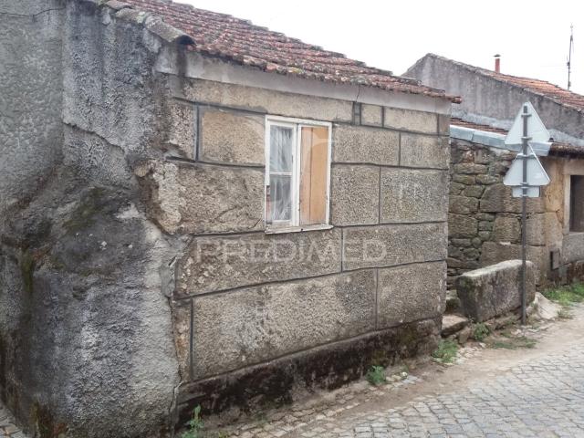 Casa antiga, para reconstrução, com projeto aprovado