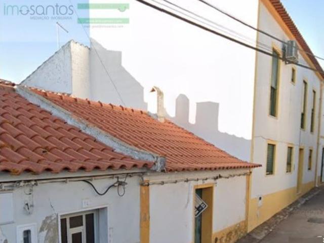 Casa antiga para recuperar T1, no coração de Vila Boim, comércio em volta