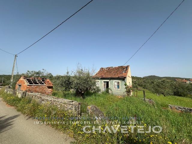 Casa antiga para recuperar em terreno com 10.560 m2 perto de. 0m² Chãos