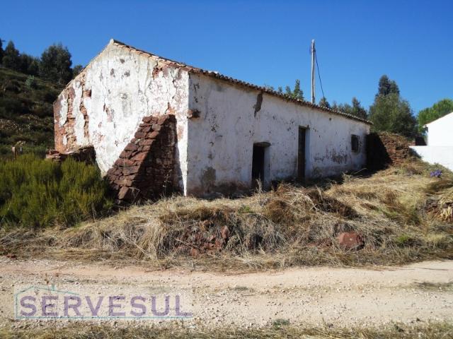 Casa antiga para renovação com área de 74m² em terreno de 2 hectares, situado a 10 km de Silves