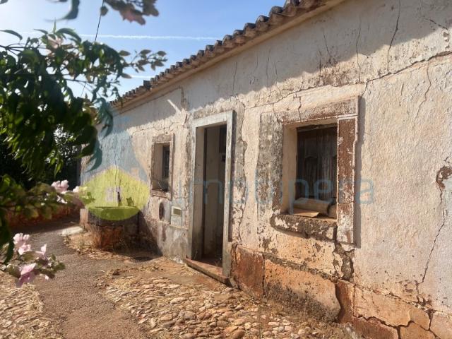 CASA ANTIGA POR RECUPERAR EM BENACIATE SILVES OPORTUNIDADE DE INVESTIMENTO NO CORAÇÃO DO ALGARVE