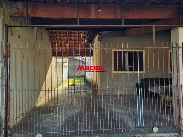 casa antiga pra reforma,com dois quartos amplos próximo comércio em geral